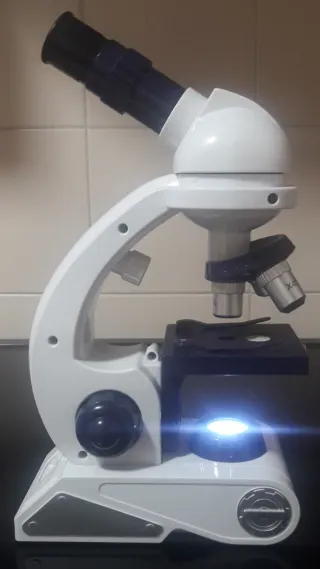 Microscopio infantil nuevo.