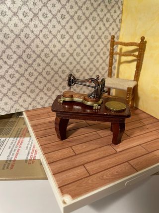 Macchina da cucire antica per casa delle bambole