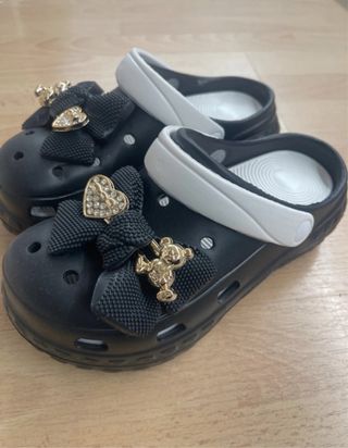 Zuecos negros con adornos dorados T36-41