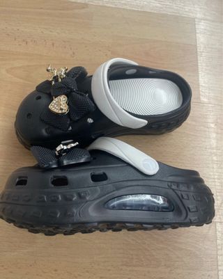 Zuecos negros con adornos dorados T36-41