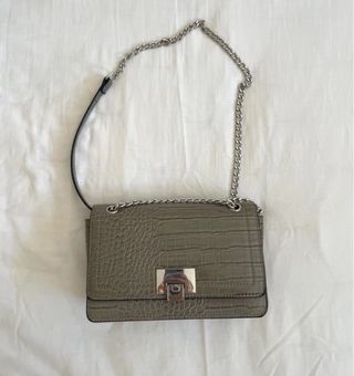 Bolso Stradivarius gris efecto piel