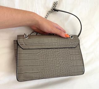 Bolso Stradivarius gris efecto piel