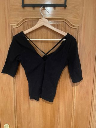 Camiseta negra escote pico