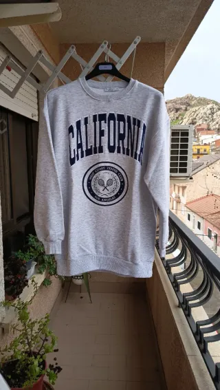 Sudadera gris de Stradivarius California. Nueva.