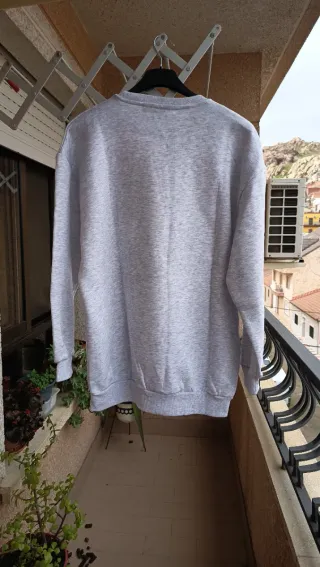 Sudadera gris de Stradivarius California. Nueva.