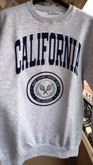 Sudadera gris de Stradivarius California. Nueva.