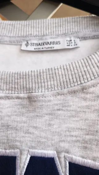 Sudadera gris de Stradivarius California. Nueva.