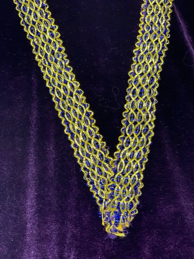 Malla de tul morada con detalles dorados.
Talla P