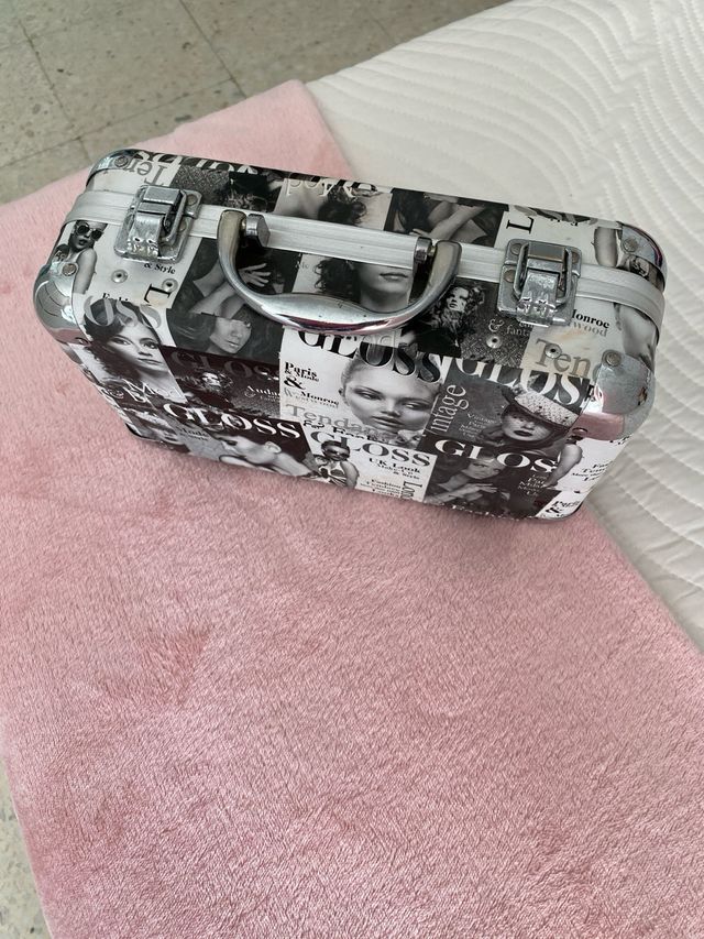 Caja de maquillaje estilo collage