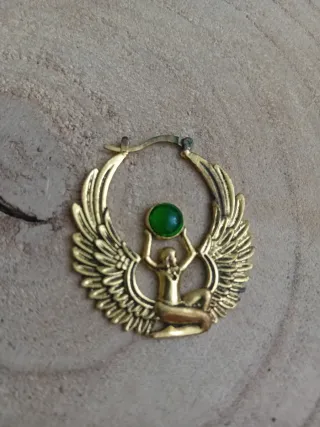 Orecchino Dea Iside dorato con pietra verde