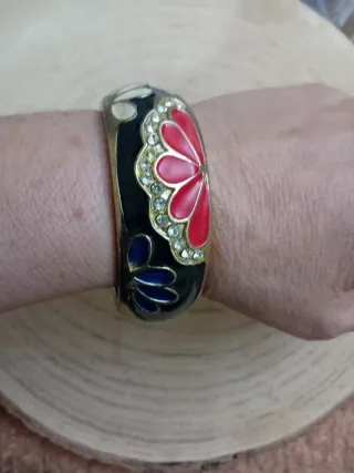 Bracciale orientale smaltato rosso bianco nero blu