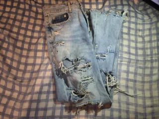 Pantalones vaqueros rotos desgastados