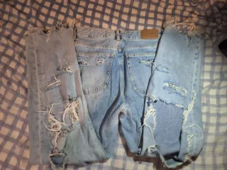 Pantalones vaqueros rotos desgastados