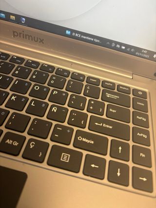 Portátil 2 días de uso. Con protección de fábrica.