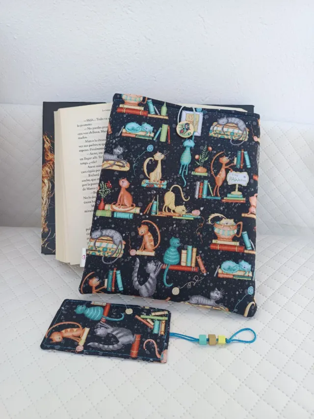 Funda de libro y marcapáginas gatitos