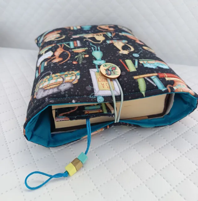 Funda de libro y marcapáginas gatitos