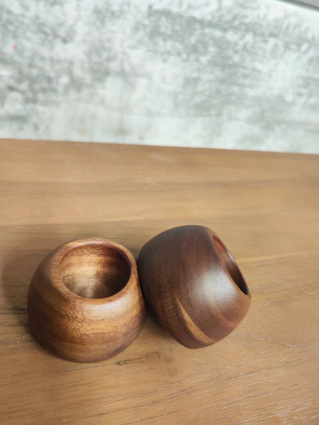 Set Nukha de 2 soportes para huevo de madera de acacia FSC 100%