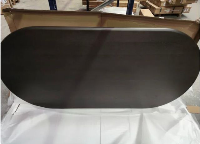 Mesa ovalada Mailen en chapa de fresno