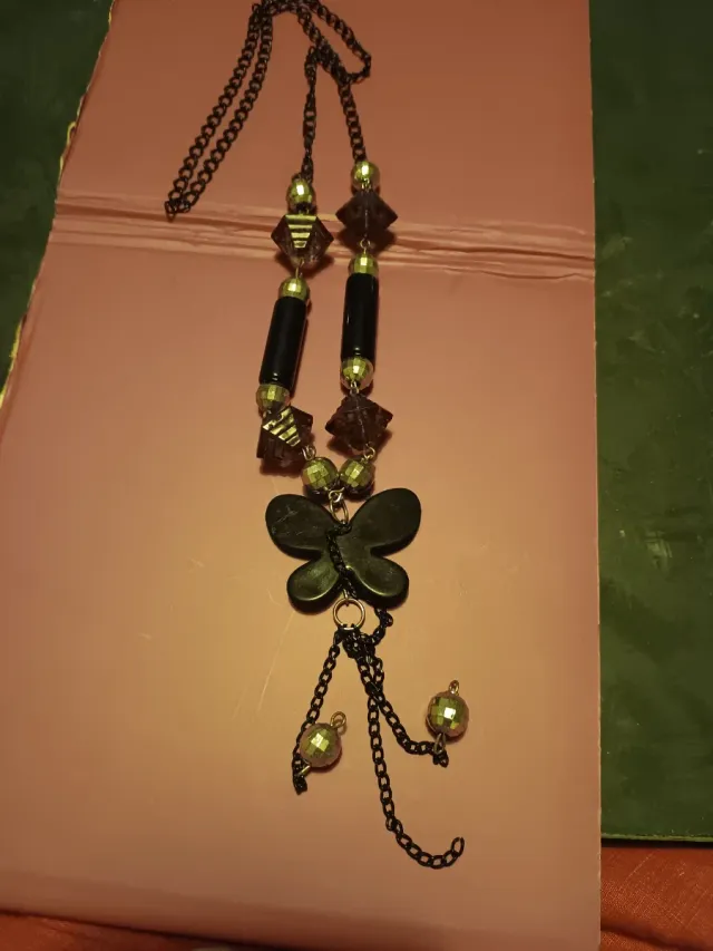 Collar mariposa y cuentas