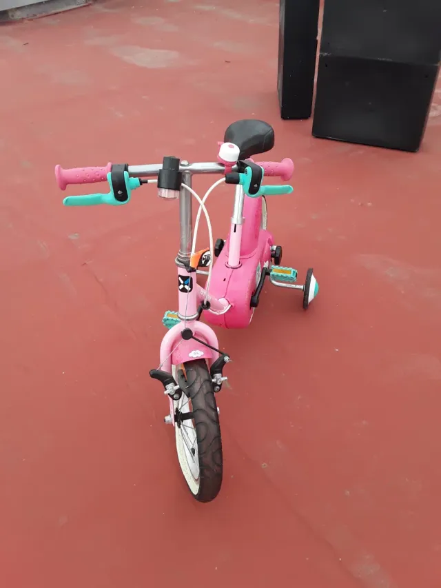 Bicicleta infantil rosa con ruedines
