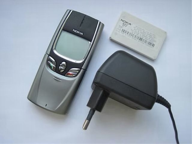 Nokia 8850 Titanium in perfette condizioni con caricabatterie