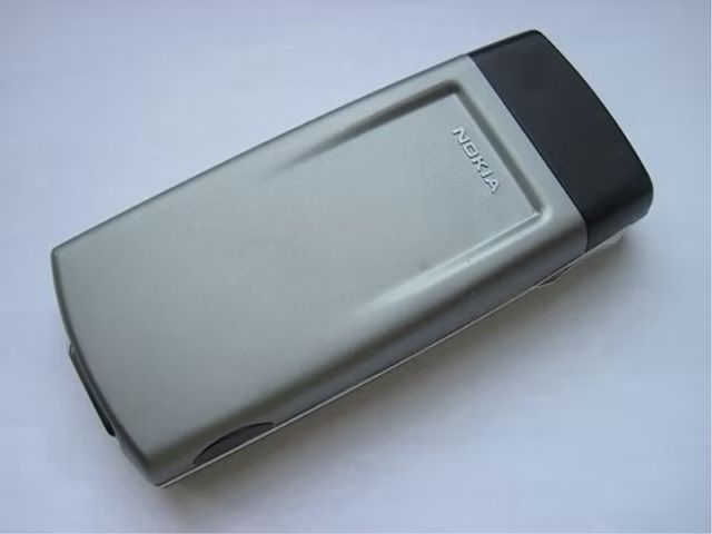 Nokia 8850 Titanium in perfette condizioni con caricabatterie
