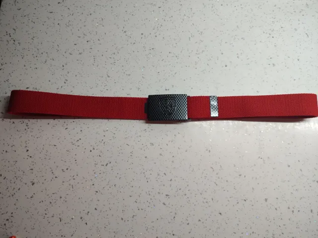 Cinturón Rojo con Hebilla Negra