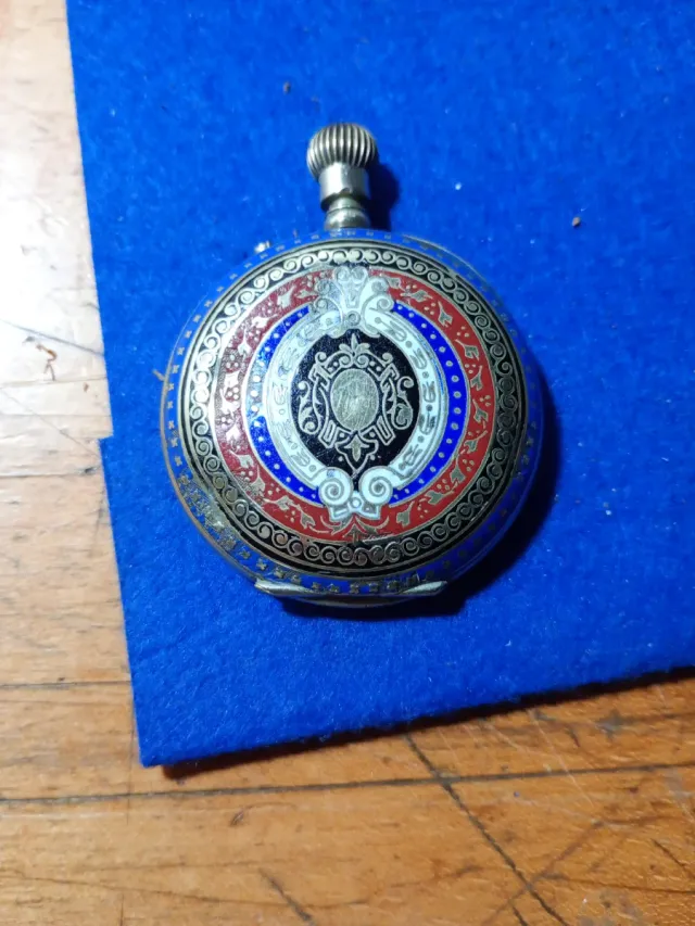 Reloj de bolsillo antiguo esmaltado