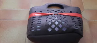 Borsa in pannolenci nera con fiocco rosso