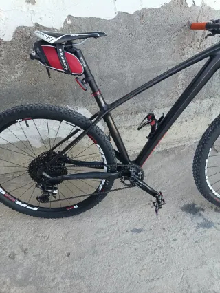 Bicicletta MTB da montagna in carbonio