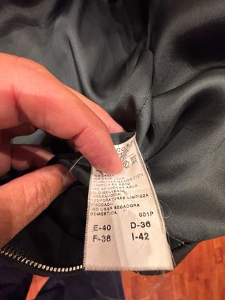 Cazadora negra con capucha