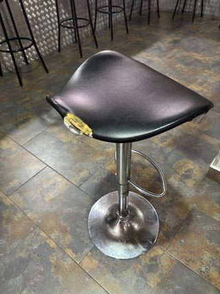 Taburete alto negro y plateado