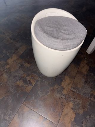 Taburete bajo blanco y gris