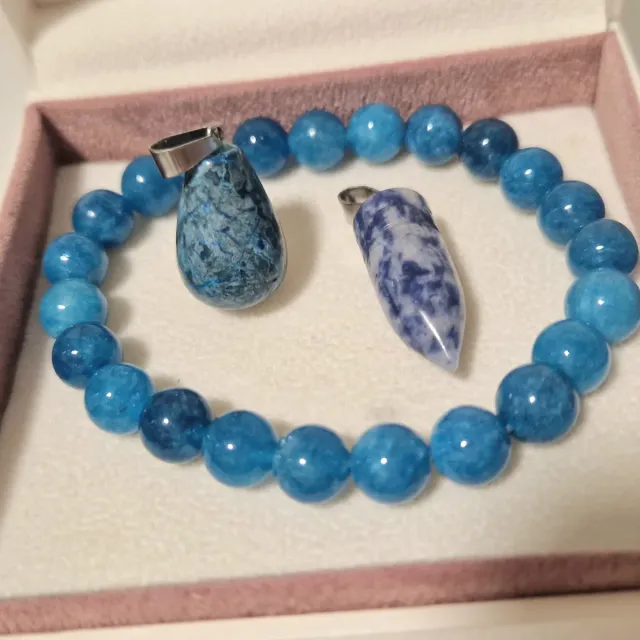 Conjunto de pulsera y colgantes de piedras