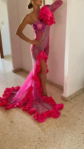 Vestido de fiesta rosa con pedrería
