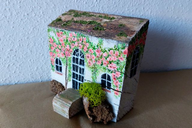 Casa decorativa in legno dipinta a mano