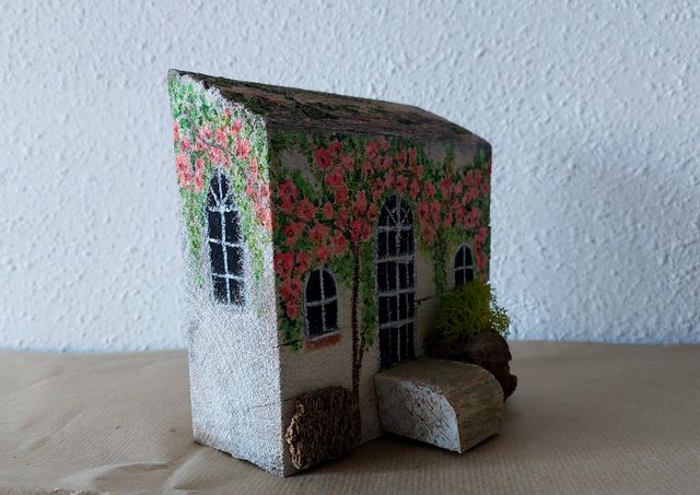 Casa decorativa in legno dipinta a mano