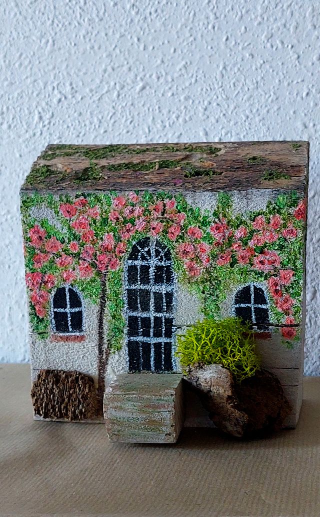 Casa decorativa in legno dipinta a mano