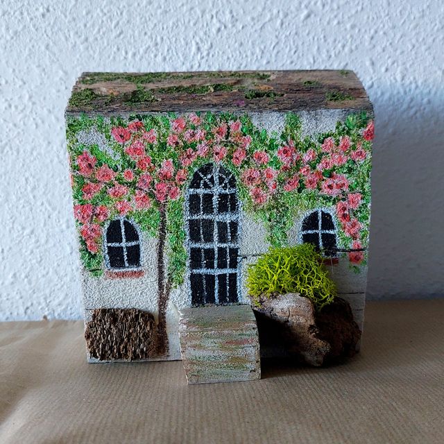 Casa decorativa in legno dipinta a mano
