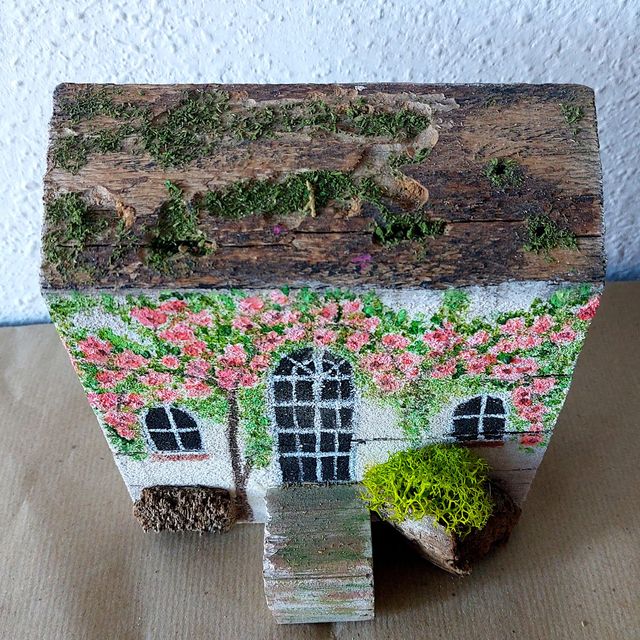 Casa decorativa in legno dipinta a mano