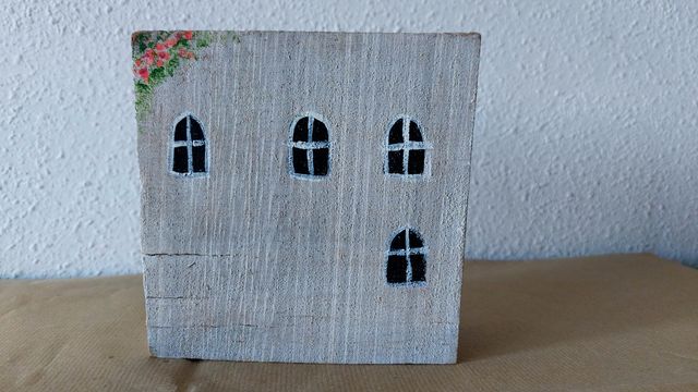 Casa decorativa in legno dipinta a mano