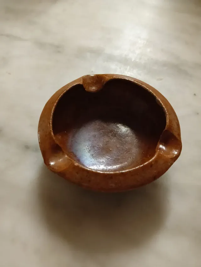 Cenicero de barro artesanal