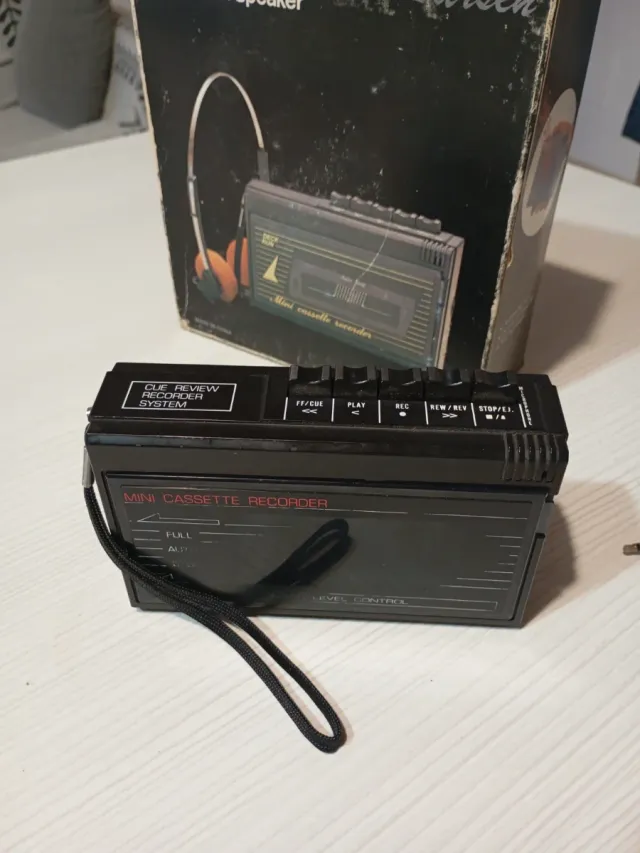 Walkman Larsen Dictator Mini Cassette Recorder