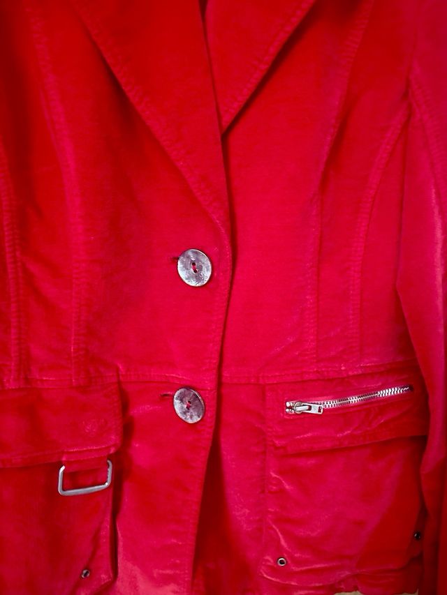 Chaqueta de terciopelo rojo de Caramelo