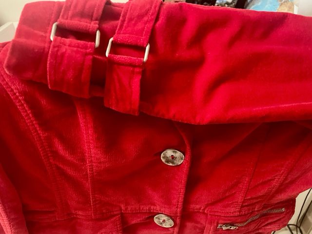 Chaqueta de terciopelo rojo de Caramelo