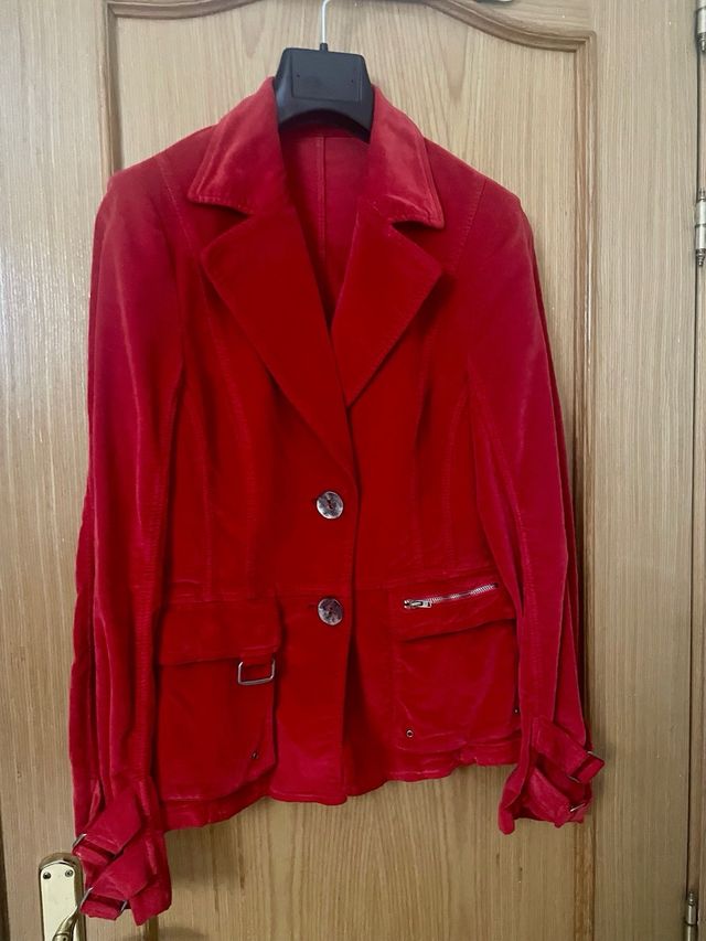 Chaqueta de terciopelo rojo de Caramelo