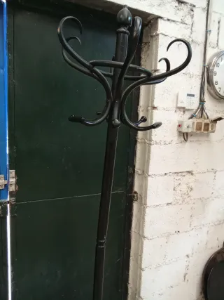 Perchero de pie metálico negro