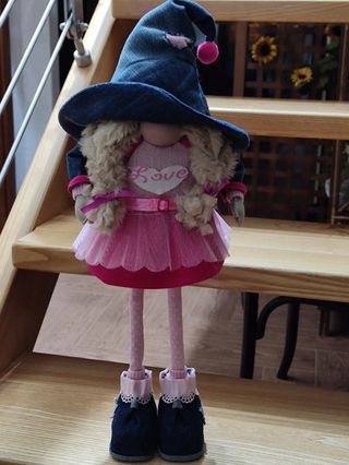 Gnoma con cappello e gonna rosa