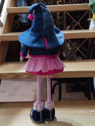 Gnoma con cappello e gonna rosa