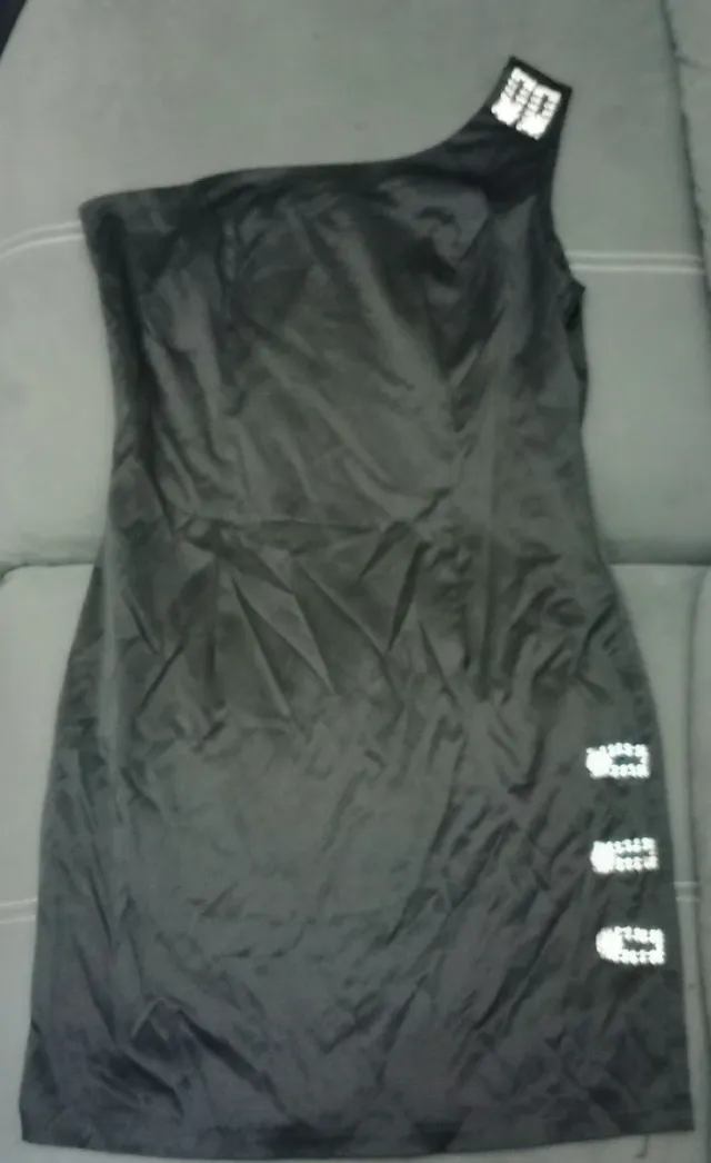 Vestido negro asimétrico con pedrería